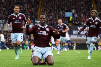 Célébration d'un joueur d'Aston Villa après un but contre Manchester City à Villa Park
