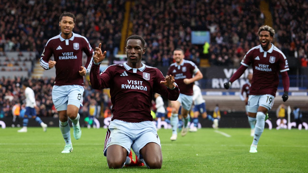 Célébration d'un joueur d'Aston Villa après un but contre Manchester City à Villa Park