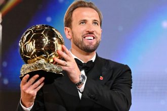 Harry Kane brandit le trophée du Ballon d'Or 2026 sur la scène du London Palladium