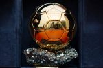 Le trophée du Ballon d'Or France Football posé sur un socle de pyrite