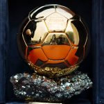 Le trophée du Ballon d'Or France Football posé sur un socle de pyrite