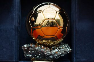 Le trophée du Ballon d'Or France Football posé sur un socle de pyrite