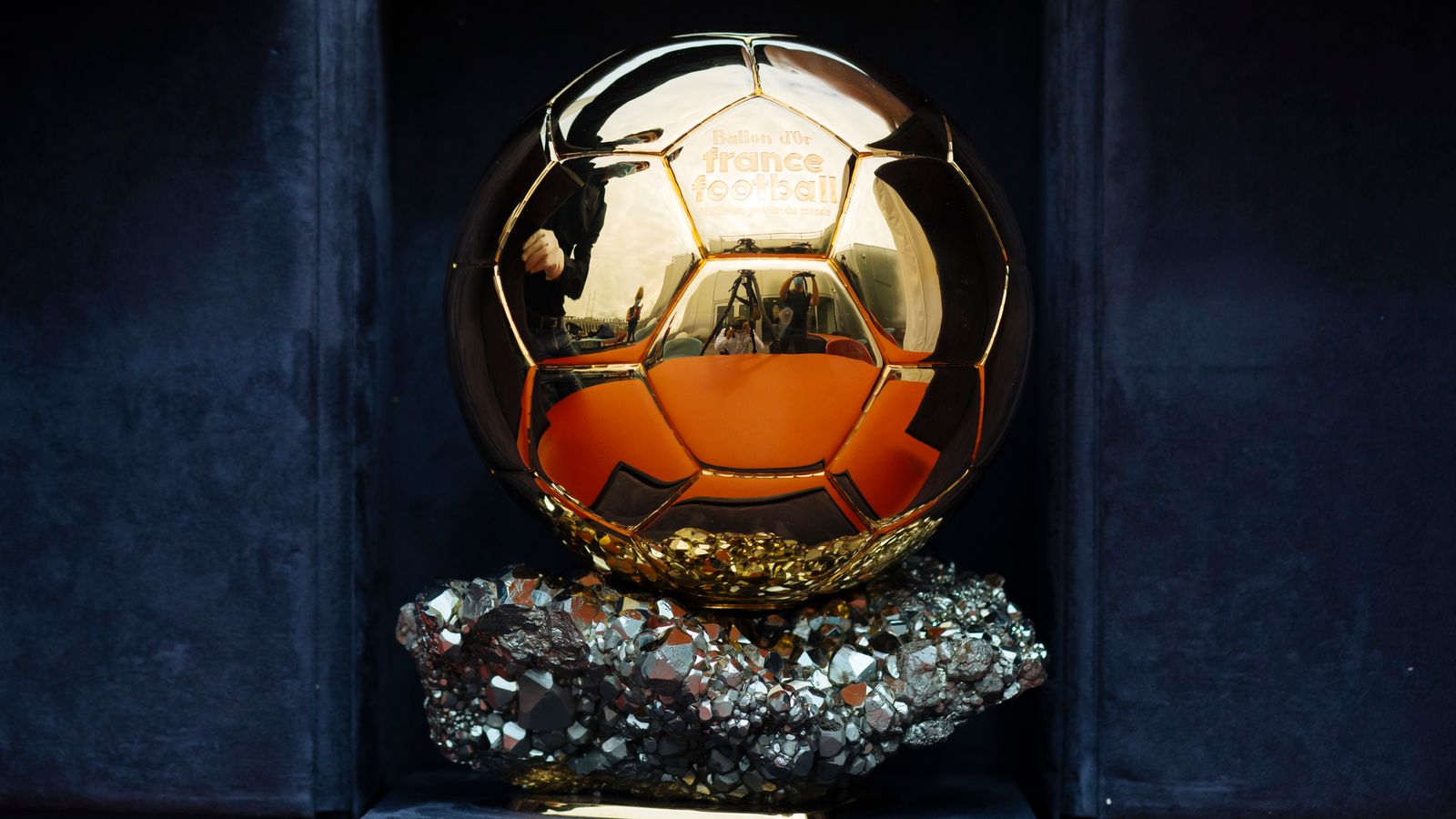 Le trophée du Ballon d'Or France Football posé sur un socle de pyrite