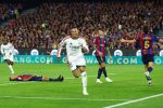 Kylian Mbappé célèbre un but avec le Real Madrid au Camp Nou lors du Clásico Barça - Real Madrid (1-2)