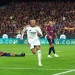 Kylian Mbappé célèbre un but avec le Real Madrid au Camp Nou lors du Clásico Barça - Real Madrid (1-2)