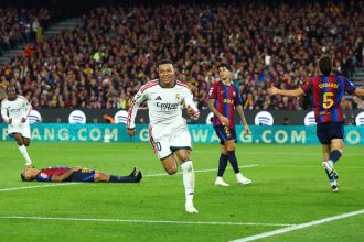 Kylian Mbappé célèbre un but avec le Real Madrid au Camp Nou lors du Clásico Barça - Real Madrid (1-2)