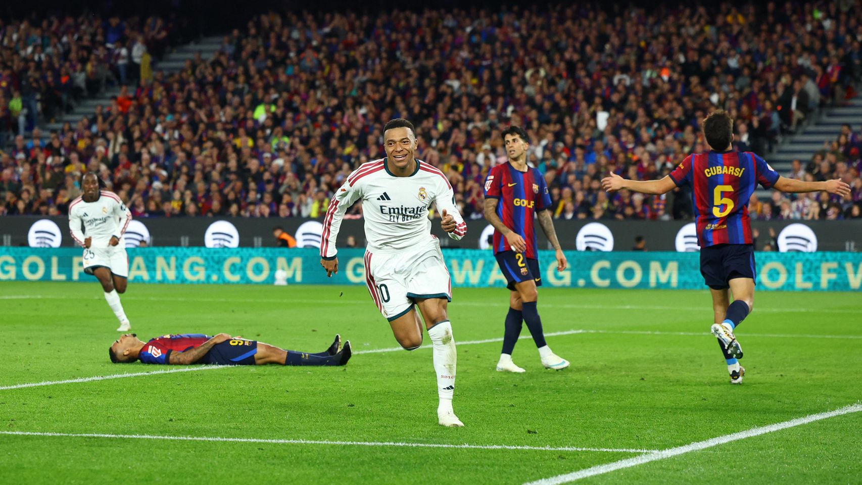 Kylian Mbappé célèbre un but avec le Real Madrid au Camp Nou lors du Clásico Barça - Real Madrid (1-2)