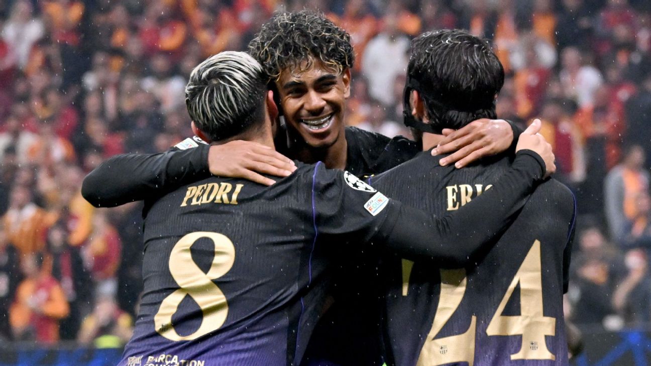 Joueurs du FC Barcelone célébrant un but lors de la victoire à Galatasaray en Ligue des champions