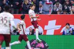 Robin Fellhauer célèbre son but marqué après huit secondes pour Augsbourg contre le Bayern Munich