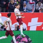 Robin Fellhauer célèbre son but marqué après huit secondes pour Augsbourg contre le Bayern Munich