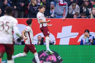 Robin Fellhauer célèbre son but marqué après huit secondes pour Augsbourg contre le Bayern Munich