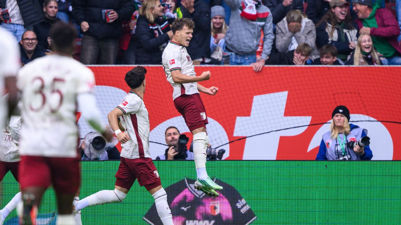 Robin Fellhauer célèbre son but marqué après huit secondes pour Augsbourg contre le Bayern Munich