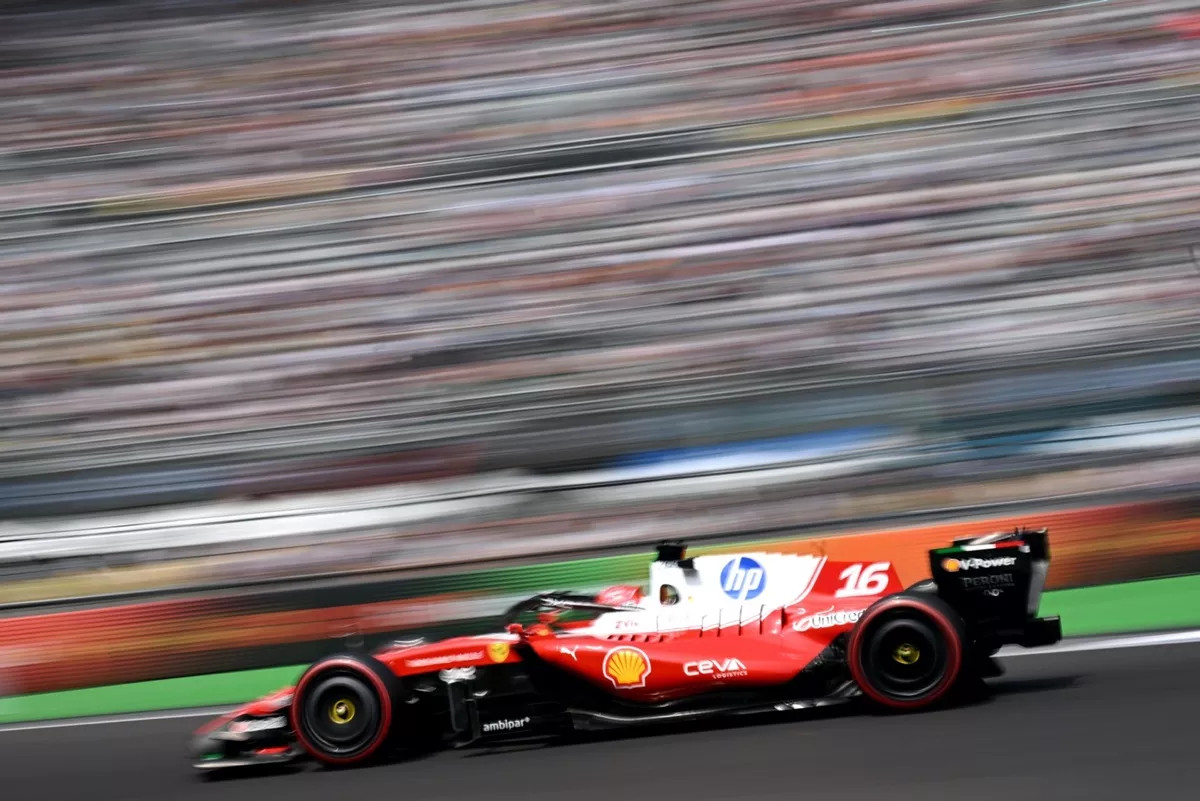 Charles Leclerc au volant de la Ferrari n°16 en piste lors du GP du Mexique 2026
