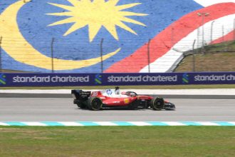 Charles Leclerc au volant de sa Ferrari à Sepang, essais libres du GP de Bahreïn 2026