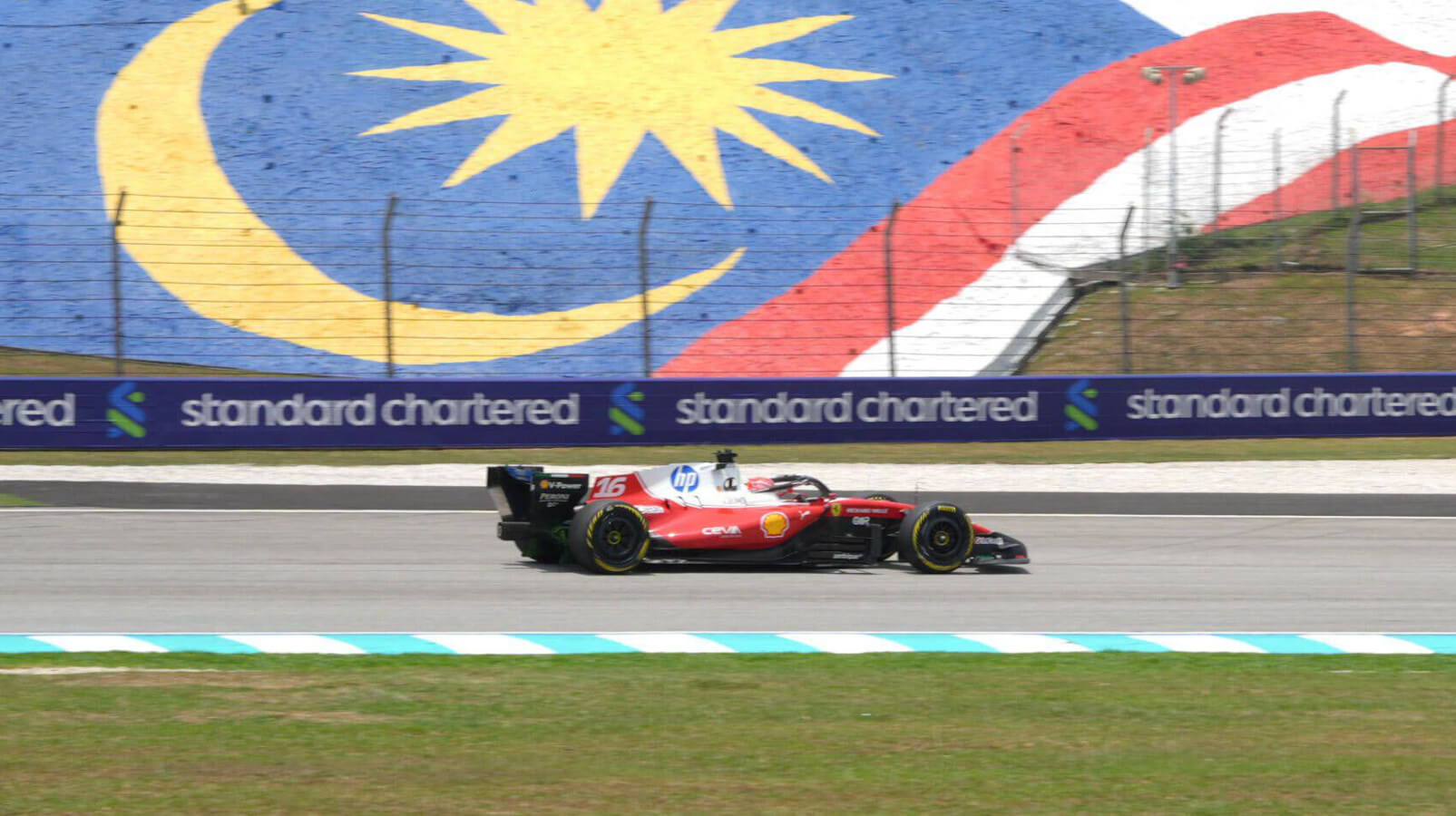 Charles Leclerc au volant de sa Ferrari à Sepang, essais libres du GP de Bahreïn 2026