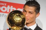 Cristiano Ronaldo embrasse le Ballon d'Or 2008 remporté avec Manchester United