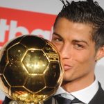 Cristiano Ronaldo embrasse le Ballon d'Or 2008 remporté avec Manchester United