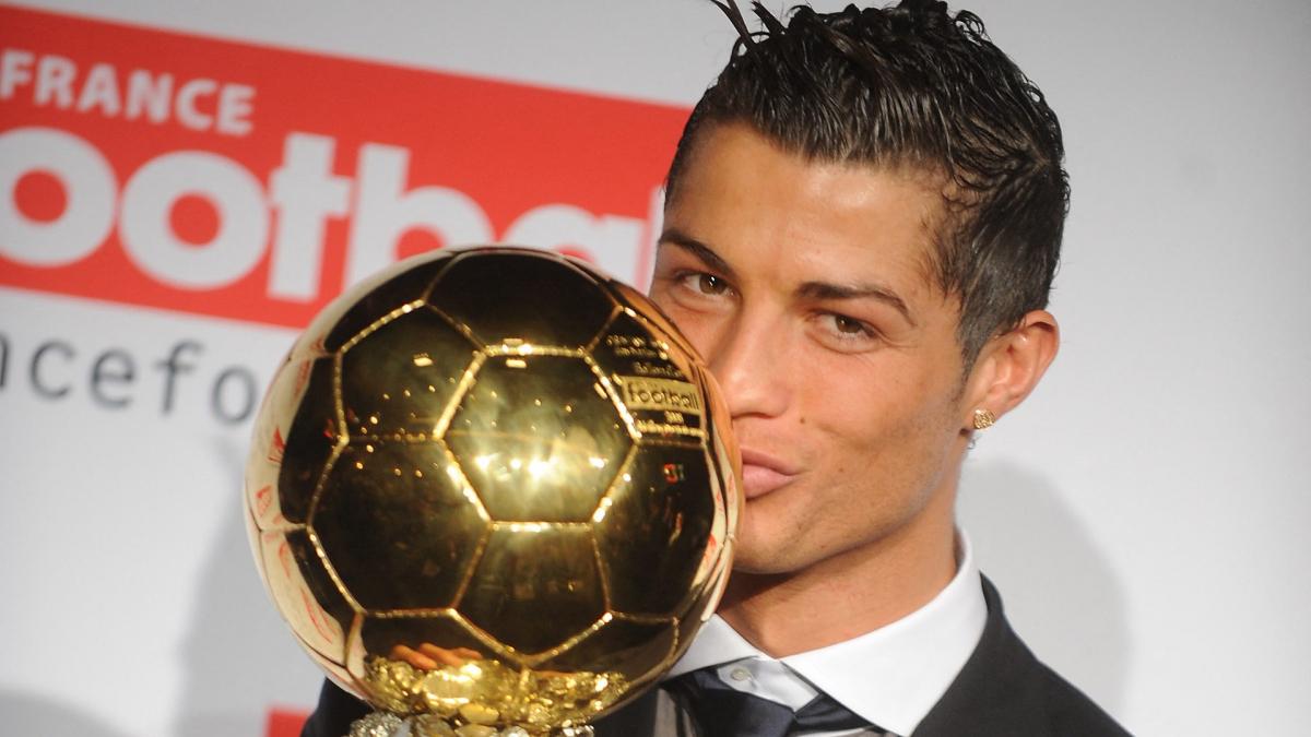 Cristiano Ronaldo embrasse le Ballon d'Or 2008 remporté avec Manchester United