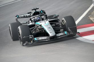 Mercedes de George Russell en piste à Marina Bay pendant l'EL1 du GP de Singapour 2026