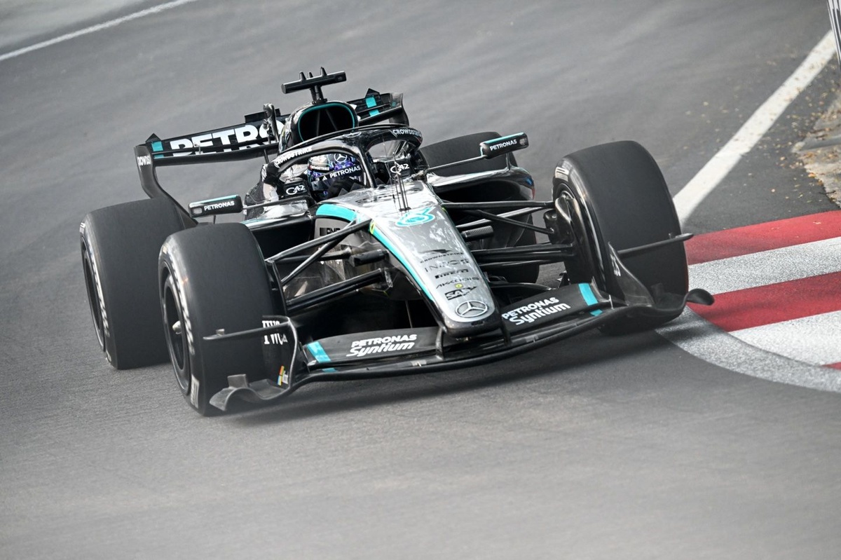 Mercedes de George Russell en piste à Marina Bay pendant l'EL1 du GP de Singapour 2026