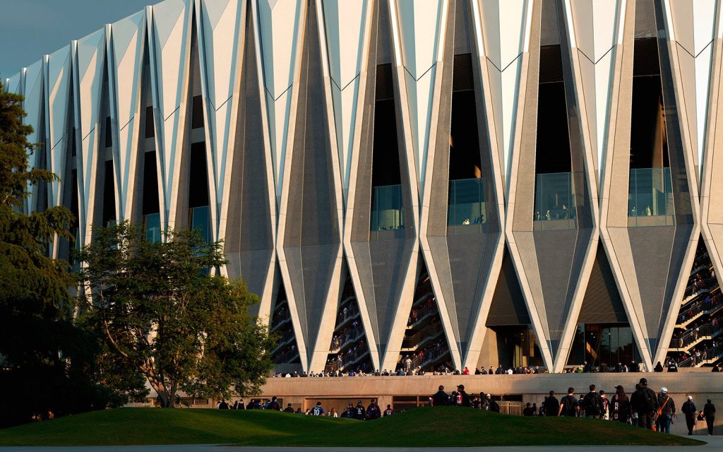 Rendu officiel de la façade du Generali Stadium en journée, avec sa structure en béton en forme de X