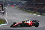 Lewis Hamilton au volant de la Ferrari sur la piste mouillée de Sepang avant le départ du GP de Bahreïn 2026