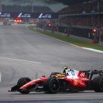 Lewis Hamilton au volant de la Ferrari sur la piste mouillée de Sepang avant le départ du GP de Bahreïn 2026
