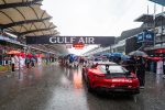 Safety Car sur la grille de Sepang sous la pluie, départ retardé du GP de Bahreïn 2026