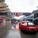 Safety Car sur la grille de Sepang sous la pluie, départ retardé du GP de Bahreïn 2026