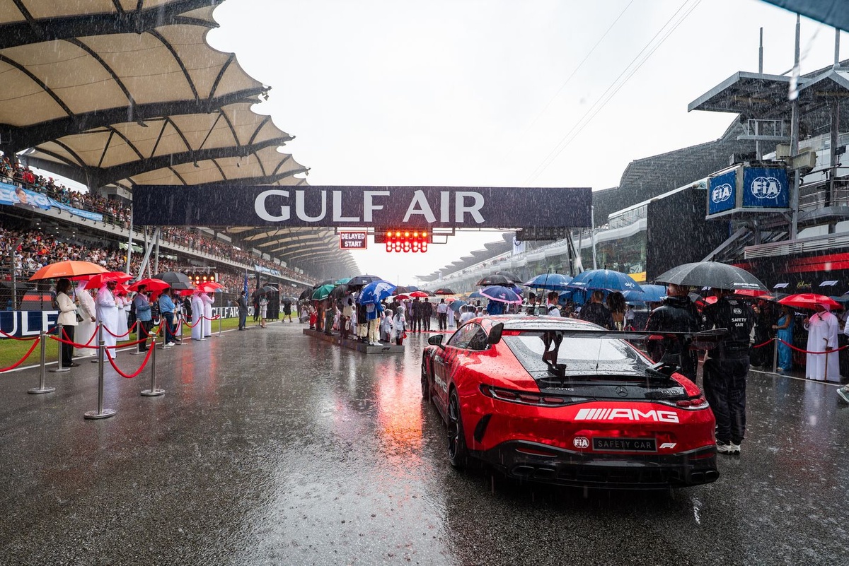 Safety Car sur la grille de Sepang sous la pluie, départ retardé du GP de Bahreïn 2026