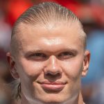 Erling Haaland, attaquant de Manchester City et de la Norvège, sourire aux lèvres