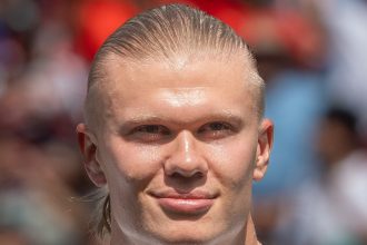 Erling Haaland, attaquant de Manchester City et de la Norvège, sourire aux lèvres