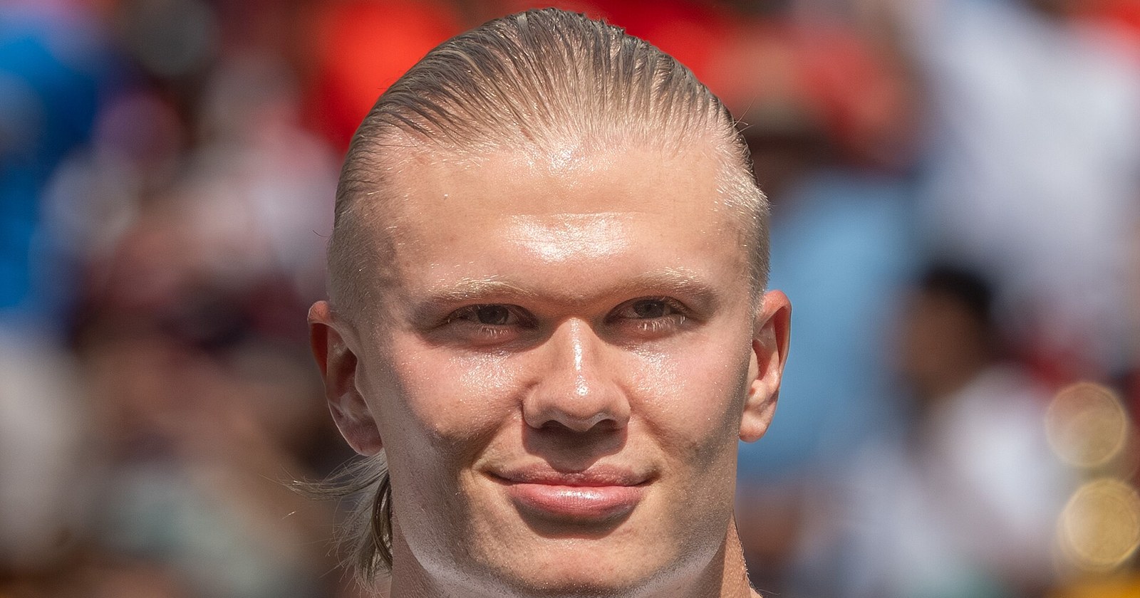 Erling Haaland, attaquant de Manchester City et de la Norvège, sourire aux lèvres