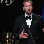 Harry Kane s'exprime sur scène à côté du trophée du Ballon d'Or 2026
