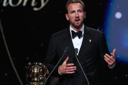 Harry Kane s'exprime sur scène à côté du trophée du Ballon d'Or 2026