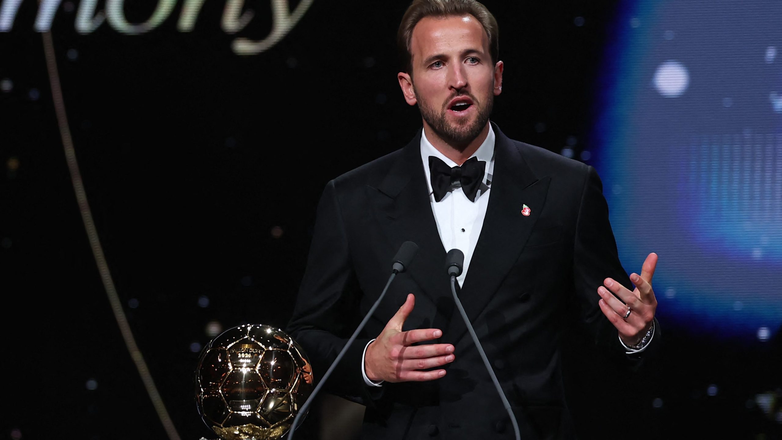 Harry Kane s'exprime sur scène à côté du trophée du Ballon d'Or 2026