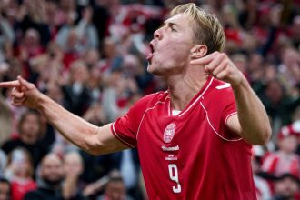 Rasmus Højlund célèbre son but face au Portugal en Ligue des nations à Copenhague