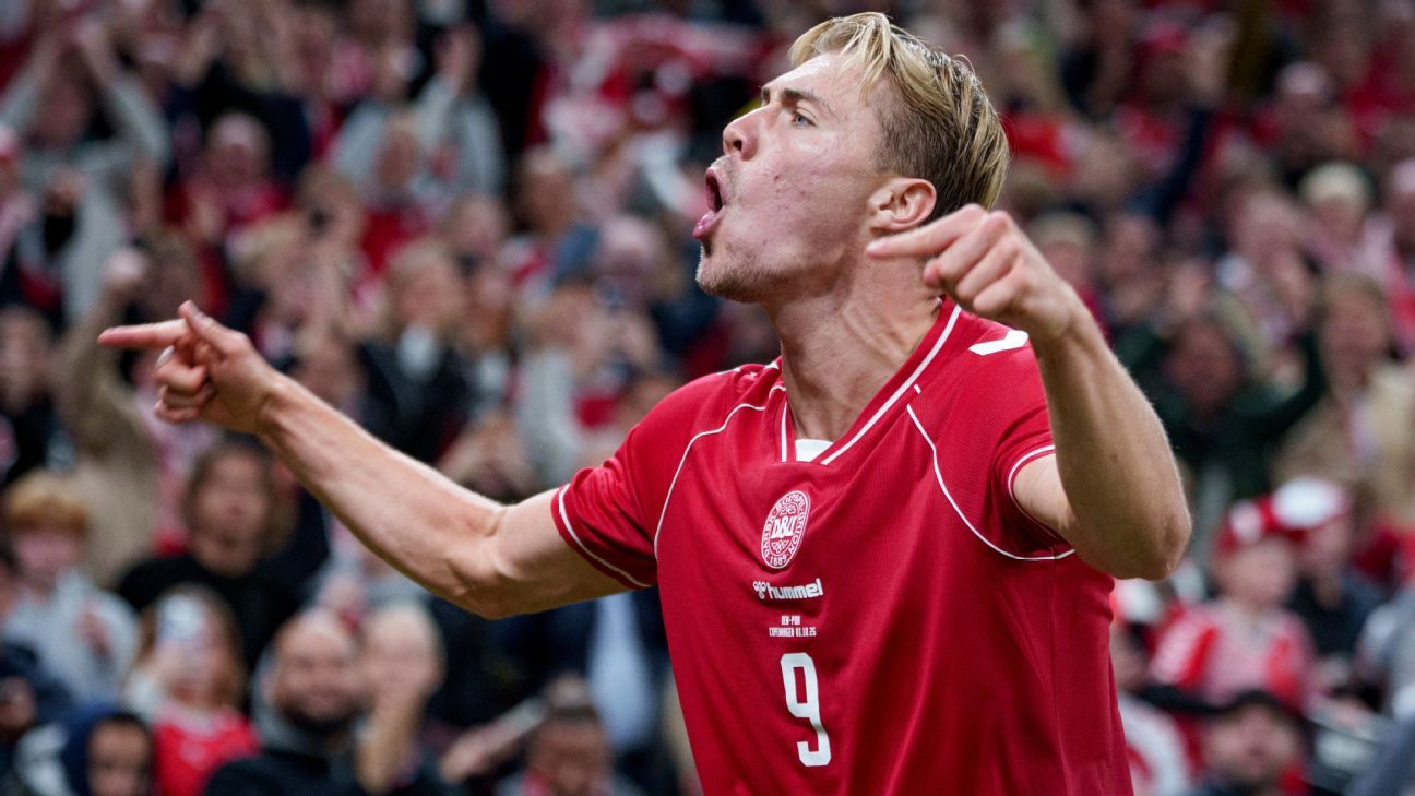 Rasmus Højlund célèbre son but face au Portugal en Ligue des nations à Copenhague