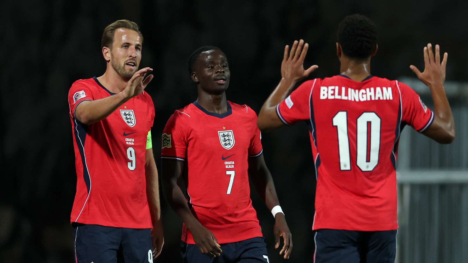 Harry Kane, Bukayo Saka et Jude Bellingham célèbrent un but lors de Croatie-Angleterre en Ligue des nations