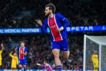 Khvicha Kvaratskhelia célèbre un but avec le PSG contre Le Mans au Parc des Princes