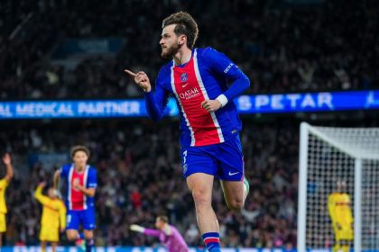Khvicha Kvaratskhelia célèbre un but avec le PSG contre Le Mans au Parc des Princes