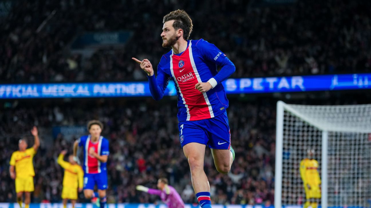 Khvicha Kvaratskhelia célèbre un but avec le PSG contre Le Mans au Parc des Princes