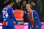 Senny Mayulu et un coéquipier du PSG célèbrent un but contre Lyon au Parc des Princes
