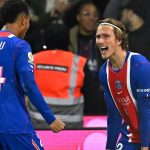Senny Mayulu et un coéquipier du PSG célèbrent un but contre Lyon au Parc des Princes