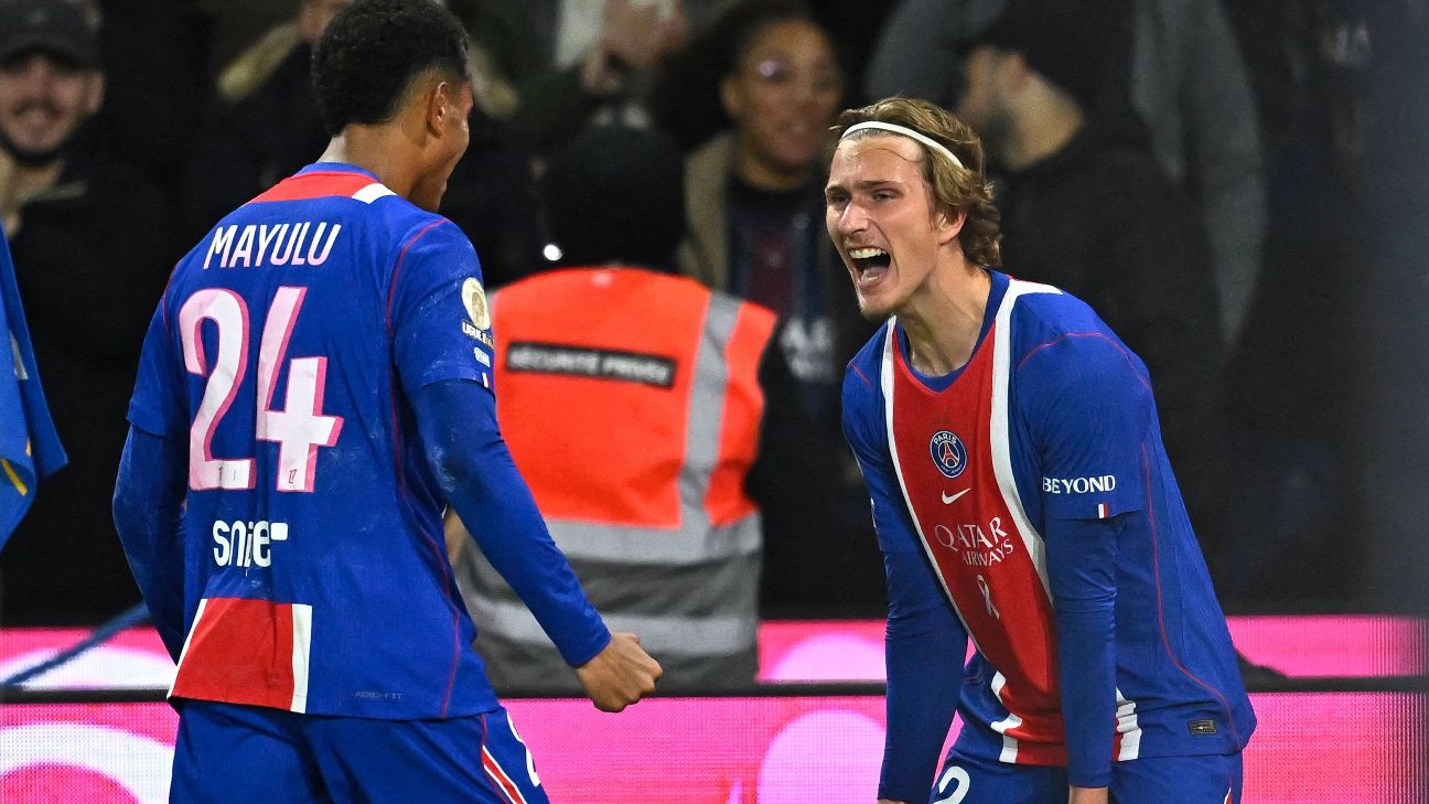 Senny Mayulu et un coéquipier du PSG célèbrent un but contre Lyon au Parc des Princes