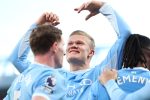 Erling Haaland célèbre un but avec ses coéquipiers de Manchester City à Anfield contre Liverpool