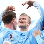 Erling Haaland célèbre un but avec ses coéquipiers de Manchester City à Anfield contre Liverpool