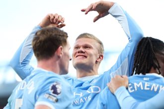 Erling Haaland célèbre un but avec ses coéquipiers de Manchester City à Anfield contre Liverpool
