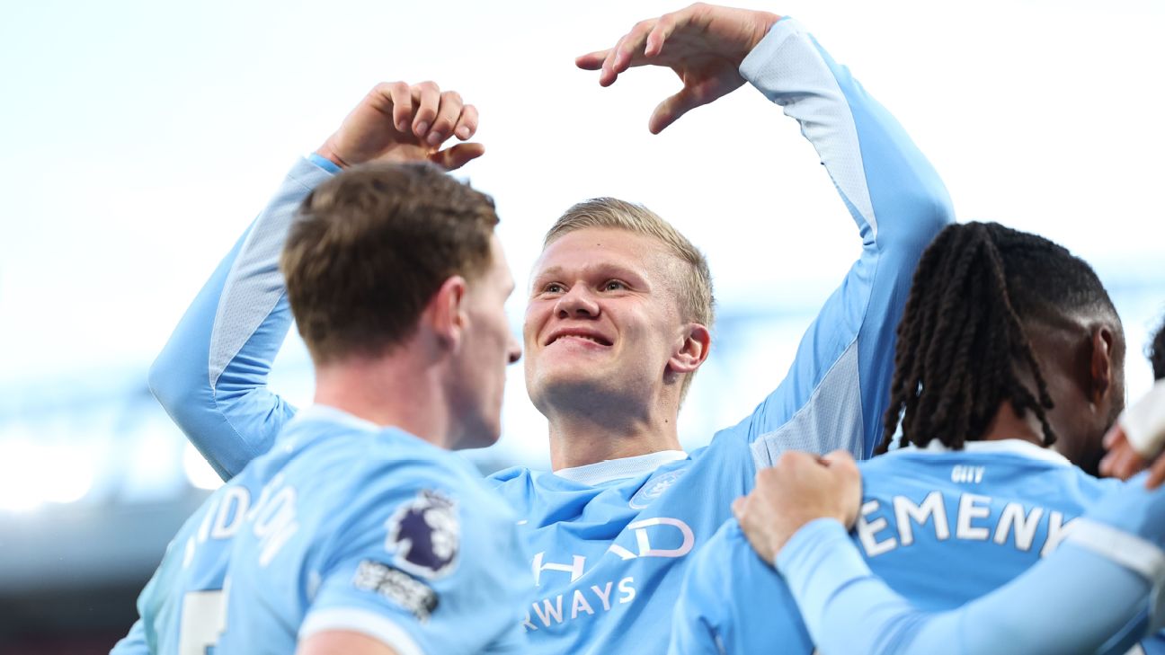 Erling Haaland célèbre un but avec ses coéquipiers de Manchester City à Anfield contre Liverpool