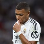 Kylian Mbappé pensif sous le maillot du Real Madrid